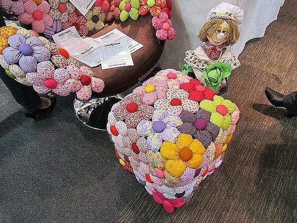 Украшение пуфика цветочными мотивами