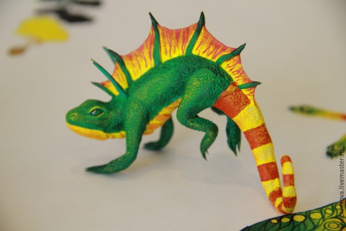 Лепим чудесного интерьерного дракончика из бархатного пластика
