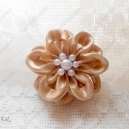 Цветок из лент с жемчугом в центре