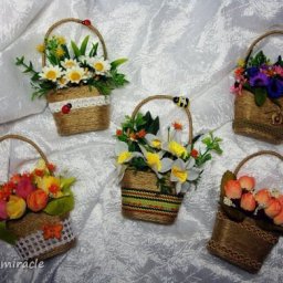 ​Магнитик в виде плетеной корзинки с цветами