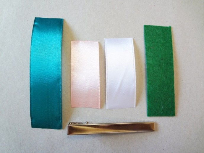 Нежная заколка своими руками