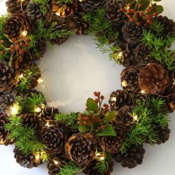 Новогодний венок из шишек: мастер-класс