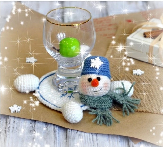 Подставка под бокал или чашку "Весёлый Снеговик" крючком