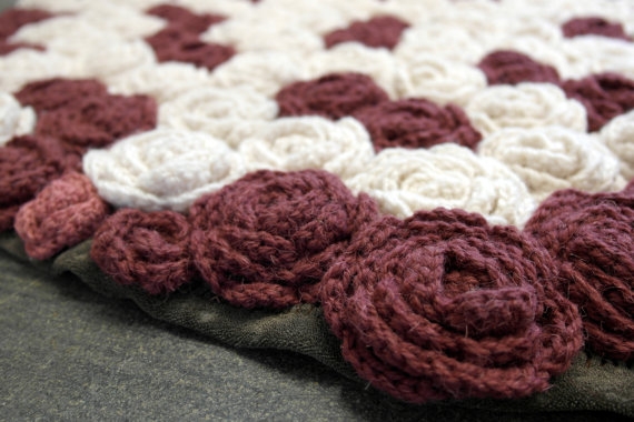 Восхитительные коврики из вязаных розочек