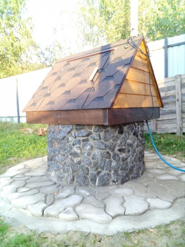 Домик для колодца на даче