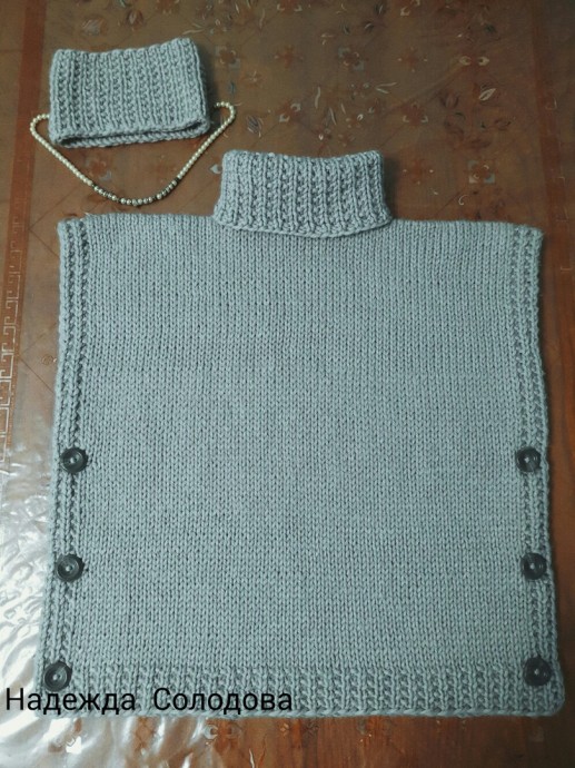 Простая вязаная жилетка для прохладных вечеров на кромке моря