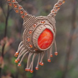 Интересный вариант оплетения кабошона в технике макраме