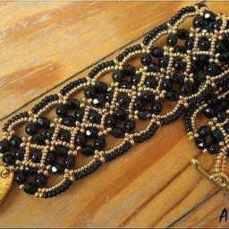 Плетеный браслет из бисера и бусин