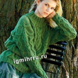 Зеленый свитер спицами с косами