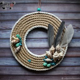 Венок из ракушек камней и перьев