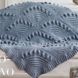 ​Плед из объемных мотивов, напоминающим полумесяц