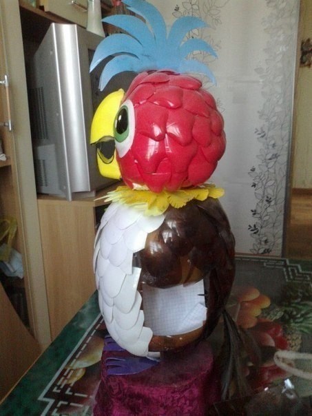​Попугай из пластиковых бутылок