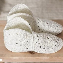 Ажурные тапочки из мотивов