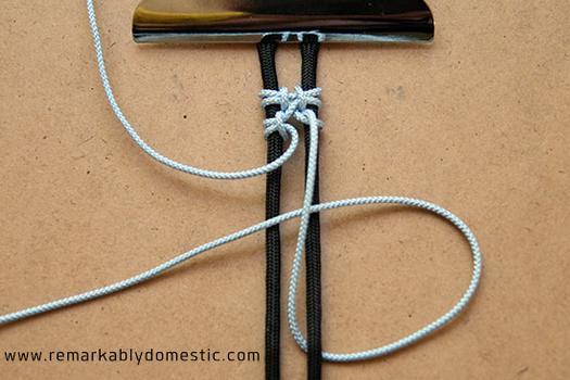 Браслет из шнурков