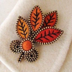 ​Броши из поломанных молний