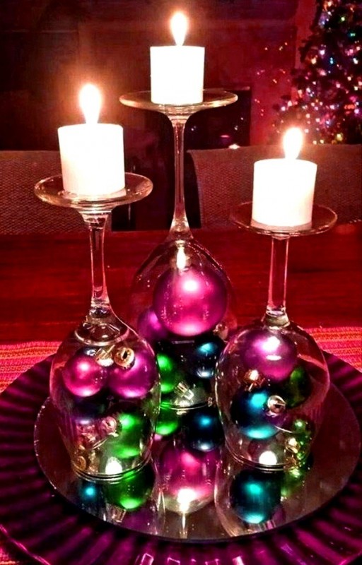 Декор свеч бокалами с елочными шарами: идеи
