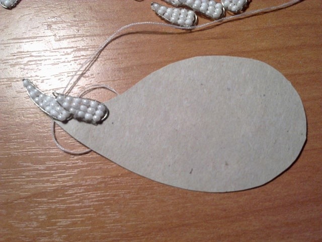 Лебедь из бисера или мелких бусин