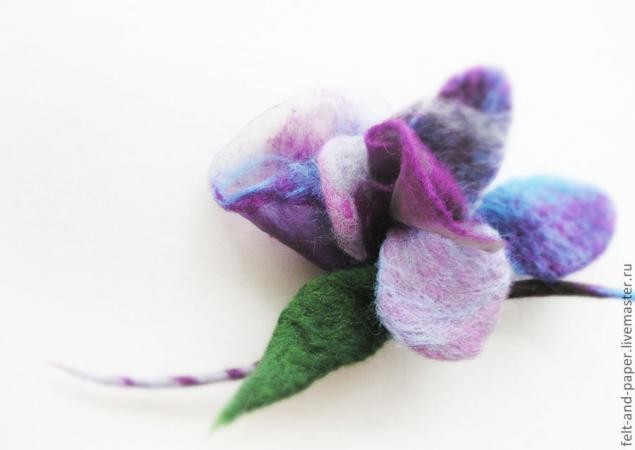 Брошь в виде розы из войлока и органзы Брошь в виде розы из войлока и органзы