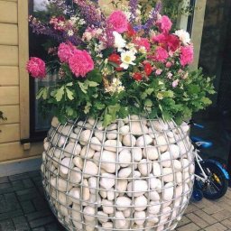 ​Клумбы с использованием камней