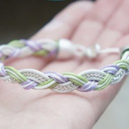 Плетеный браслет самых нежных оттенков