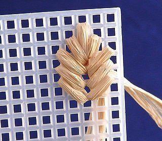 Салфетка из пластиковой канвы и целлофана