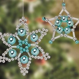 ​Ёлочная игрушка в виде снежинки из бисера