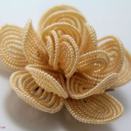 Цветок из бисера