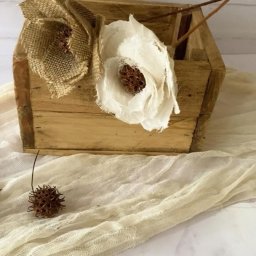 Простой цветок из мешковины