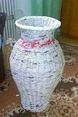 Напольная ваза из газетных трубочек
