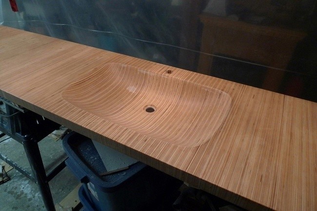 Интересная самодельная столешница с мойкой сплошным массивом из фанеры