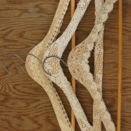 ​Украшаем вешалки кружевами и жемчугом