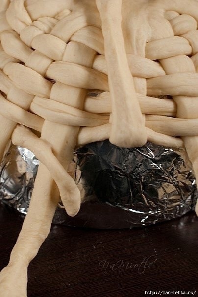 Плетеная съедобная корзинка из дрожжевого теста