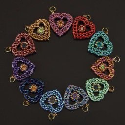 ​Брелоки в виде сердечек с цветочком внутри