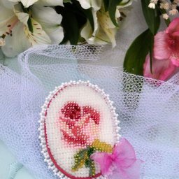 Маленькая брошь с вышивкой