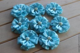 Очаровательные бантики с квадратными листиками из атласных лент