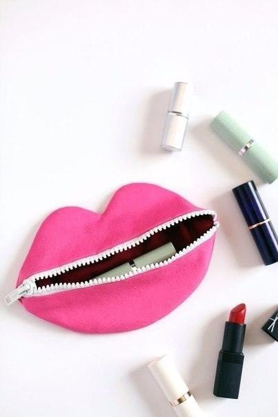 ​Косметичка в виде губ