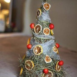 ​Ёлочка из лимонных долек и соломы