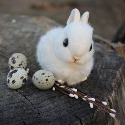 Белоснежный пасхальный кролик в смешанной технике