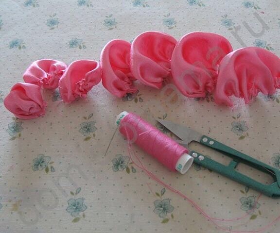 Чудесные розы из атласной ленты