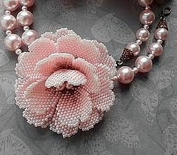 Как сплести маленький цветок из бисера