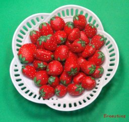 Каменная клубничка: роспись на гальке.