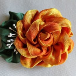 Красивый цветок из широкой атласной ленты