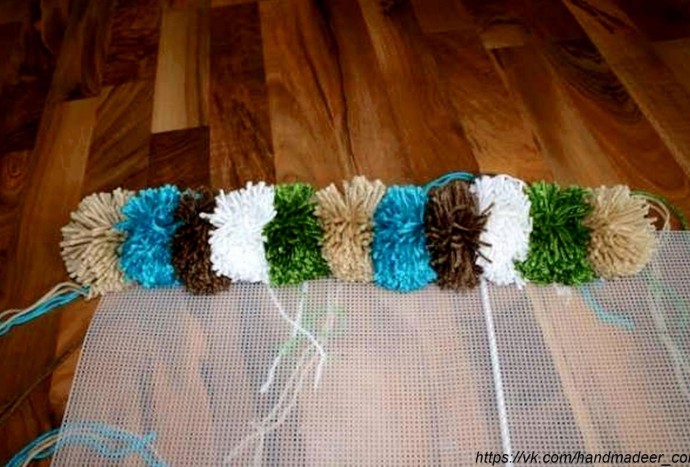 Помпоны бывают не только на шапочках Помпоны бывают не только на шапочках