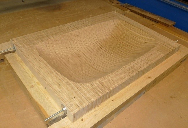 Интересная самодельная столешница с мойкой сплошным массивом из фанеры