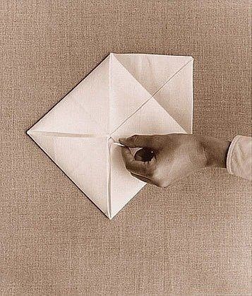 Красиво оформляем салфетку цветком Красиво оформляем салфетку цветком