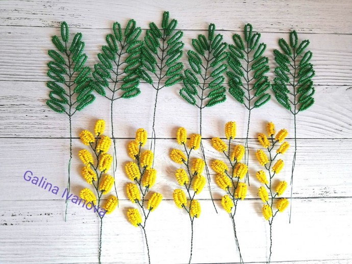 ​Лиловые цветочки из бисера