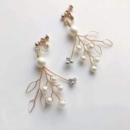 ​Сережки из проволоки и бусин искусственного жемчуга