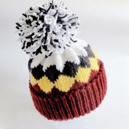 ​Шапка с ромбами и двухцветным помпоном