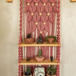 ​Созданные с помощью макраме полки