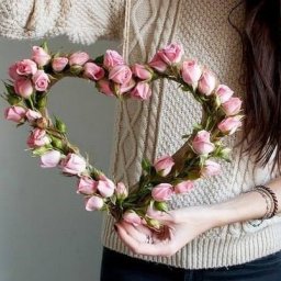 Венок из живых роз